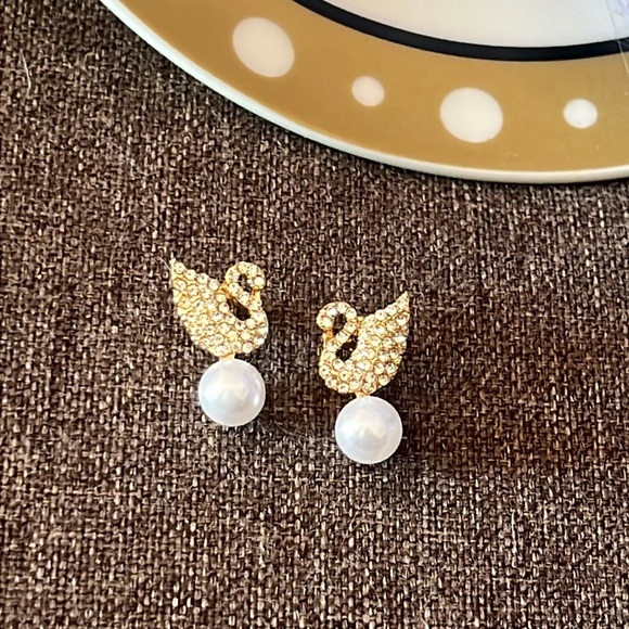 CRYSTAL SWAN EARRINGS WITH DROP PEARL NWOT - Picture 3 of 9